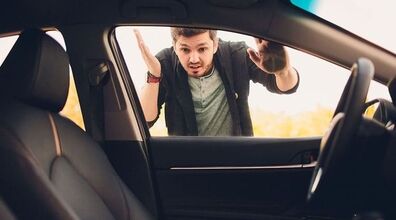وقتی سوئیچ تو ماشین جا موند چیکار کنم؟ | آموزش بازکردن درب ماشین + فیلم 