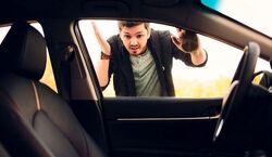 وقتی سوئیچ تو ماشین جا موند چیکار کنم؟ | آموزش بازکردن درب ماشین + فیلم 