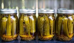 طرز تهیه ترشی بامیه به سبک تبریزی ها | نکات نگهداری ترشی بامیه