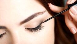 چیکار کنم خط چشمم تمام روز بمونه و پاک نشه؟