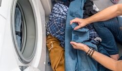 شلوار جین رو چجوری بشوریم؟ | افزایش عمر شلوار جین با این روش 