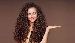  بدون حرارت فقط با یک لنگه جوراب موهاتو فر کن + ویدیو