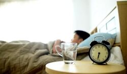 علت تشنگی قبل از خواب چیست؟ | چرا دقیقا قبل از خواب تشنه تان می شود؟