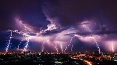 (ویدیو) برخورد صاعقه به یک فوتبالیست هنگام بازی فوتبال 