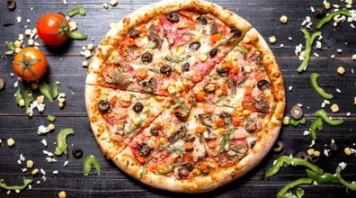 طرز تهیه پیتزا مخلوط خانگی و خوشمزه + نکات تکمیلی