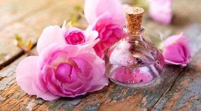 گلاب؛ سحر آمیز ترین عرق گیاهی برای محافظت از چشم

