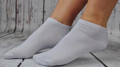 لکه های سیاه جوراب رو با این روش های ساده از بین ببر + آموزش
