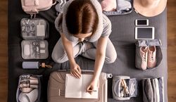 این وسایل رو هیچ وقت تو چمدون سفرت نذار! | وسایل غیر ضروری سفر کدومه؟