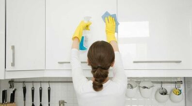 لکه های چربی روی کابینت رو با این محلول خانگی تمیز کن + فیلم آموزشی