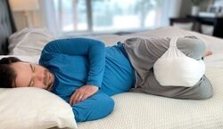  7 معجزه گذاشتن بالش بین پاها موقع خوابیدن!!