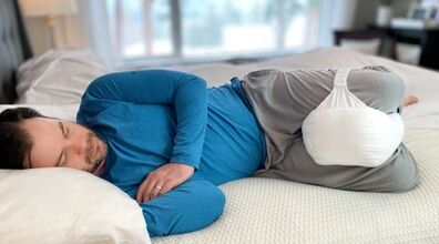  7 معجزه گذاشتن بالش بین پاها موقع خوابیدن!!
