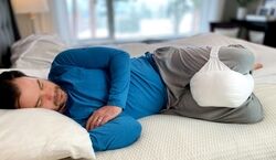  7 معجزه گذاشتن بالش بین پاها موقع خوابیدن!!