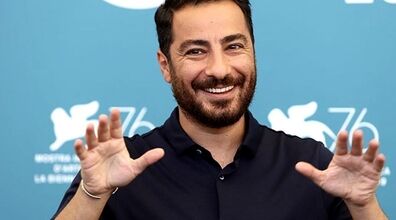 فیلم منشوری از دختر جوانی که نوید محمدزاده را در آغوش گرفت | آقای بازیگر وسط صحبت هنگ کرد!! + فیلم جنجالی