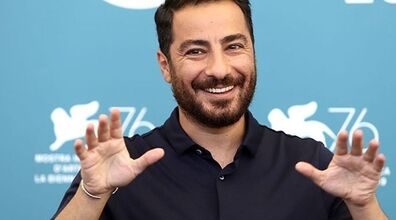 فیلم منشوری از دختر جوانی که نوید محمدزاده را در آغوش گرفت | آقای بازیگر وسط صحبت هنگ کرد!! + فیلم جنجالی