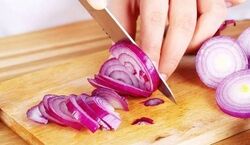 دیگه موقع پوست کندن پیاز اشک نریز | با این ترفند موقع پیاز خرد کردن چشات نمی سوزه 