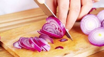 خوردن پیاز برای این دسته از افراد سم است! | ۵ مهمترین عوارض جانبی مصرف پیاز