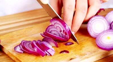 دیگه موقع پوست کندن پیاز اشک نریز | با این ترفند موقع پیاز خرد کردن چشات نمی سوزه 