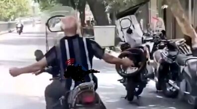 فیلم وایرال شده از حرکات نمایشی پیرمرد موتور سوار در اتوبان تهران 