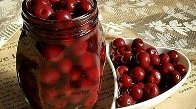 با آلبالو ترشی درست کن | چیکار کنم رنگ ترشی آلبالو تغییر نکنه + طرز تهیه 