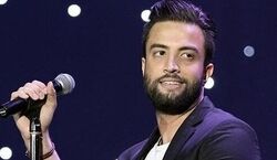  (ویدیو) بنیامین بهادری در حین اجرا بین طرفدارانش دچار حادثه شد! 