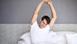 بعد بیدار شدن از خواب حتما این ورزش ها رو انجام  بده + آموزش