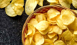 طرز تهیه چیپس خانگی ترد و خوشمزه بدون روغن + فیلم