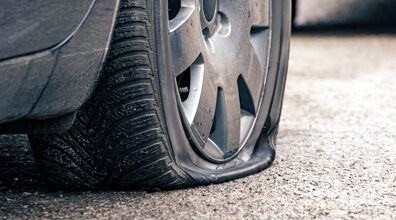 اگه حین رانندگی لاستیک ماشین ترکید چیکار کنیم؟ + راهکار