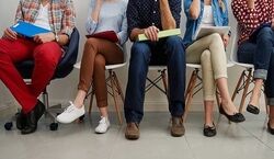 هرگز پاهایتان را روی هم نیندازید | عوارض انداختن پا روی هم هنگام نشستن