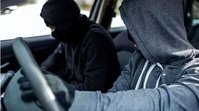 (ویدیو) ترفند جدید سارقان برای سرقت خودرو با تخم مرغ 