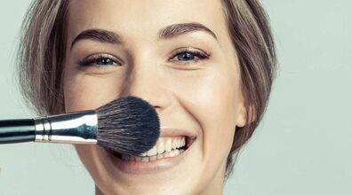 آرایشت رو اینجوری فیکس کن | نحوه استفاده از پودر فیکس در خود آرایی + فیلم آموزشی