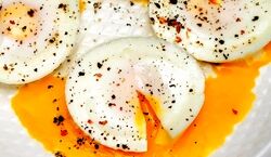 این دلایل میگن تخم مرغ رو عسلی بخورین! | مضرات تخم مرغ بیش از حد پخته شده!