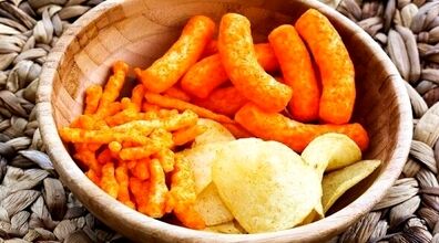به هیچ وجه چیپس و پفک نخورید! | خوردن چیپس و پفک چه بلایی سرتان می‌آورد؟ 