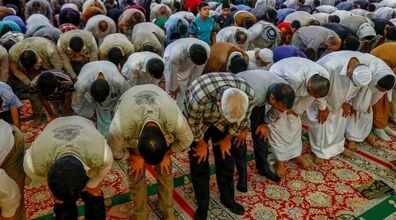 (ویدیو) مرگ ناگهانی امام جماعت یک مسجد هنگام سجده