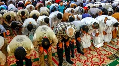 (ویدیو) مرگ ناگهانی امام جماعت یک مسجد هنگام سجده