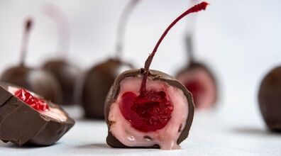 دسر ساده و خوشمزه شکلات گیلاسی | آموزش شکلات گیلاسی