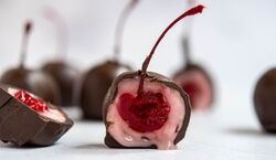 دسر ساده و خوشمزه شکلات گیلاسی | آموزش شکلات گیلاسی