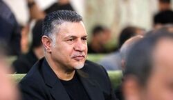 علی دایی دست در دست یک زن جوان  با لباس های ست + عکس جنجالی