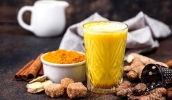 شیر زردچوبه چه خواصی دارد و چگونه تهیه می شود؟ | فواید شگفت انگیز نوشیدن شیر زرد چوبه قبل از خواب
