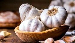  6 دسته از افرادی که هرگز نباید سیر بخورن | سیر خوردن برای چه کسانی سم است؟ 