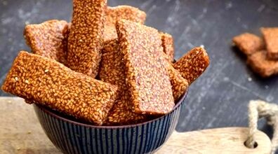 دسر ساده و خوشمزه سوهان کنجدی عسلی
