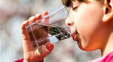 مضرات نوشیدن آب در نیمه شب!!! +توضیحات
