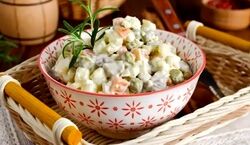 طرز تهیه سالاد روسی؛ ساده و خوشمزه | سالاد روسی رو اینجوری درست کن!؟