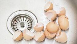 این دفعه گرفتگی سینک ظرفشویی رو با تخم مرغ برطرف کن + فیلم