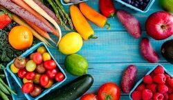 هرگز این میوه تابستانه را قبل از خواب نخورید! + مضرات و دلیل