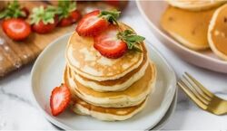 پنکیک توت فرنگی رو به روش هتلی واسه صبحانه درست کن! + طرز تهیه