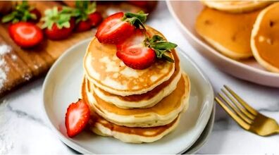 پنکیک توت فرنگی رو به روش هتلی واسه صبحانه درست کن! + طرز تهیه