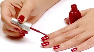 طراحی ناخن با ساده ترین وسایل ممکن در خانه + فیلم آموزشی