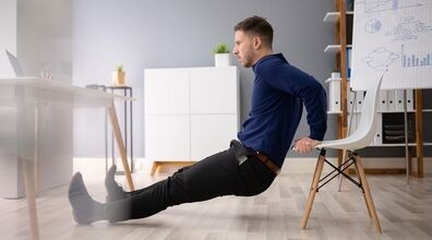 تمرینات آسان ورزش با صندلی برای شکم + فیلم