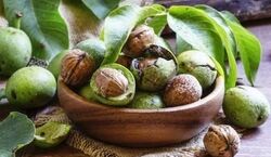 ۵ ترفند ساده براى جدا کردن پوست گردو سبز و تازه + فیلم